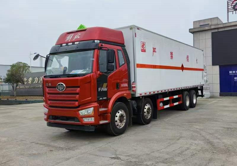 解放J6L全浮高頂排半易燃?xì)怏w廂式運(yùn)輸車