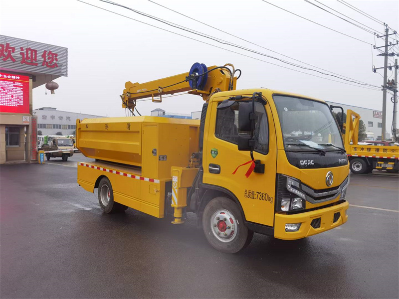 東風(fēng)4.5方清淤車帶2.5噸2節(jié)臂吊機