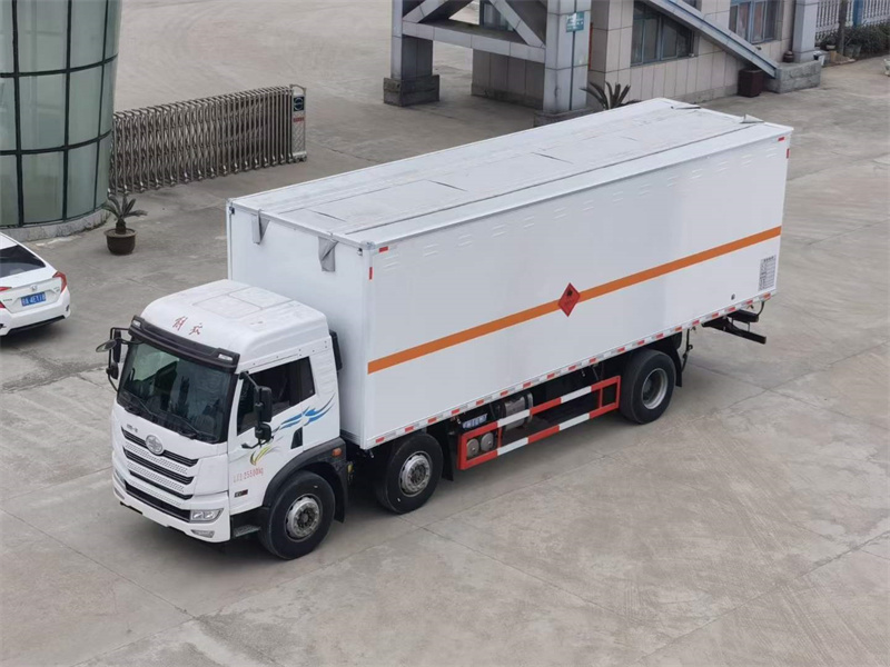 解放國六三軸危險品廂式運(yùn)輸車