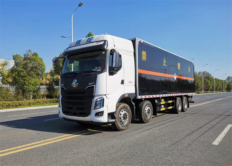 東風(fēng)柳汽9.5米廂式危險品運(yùn)輸車