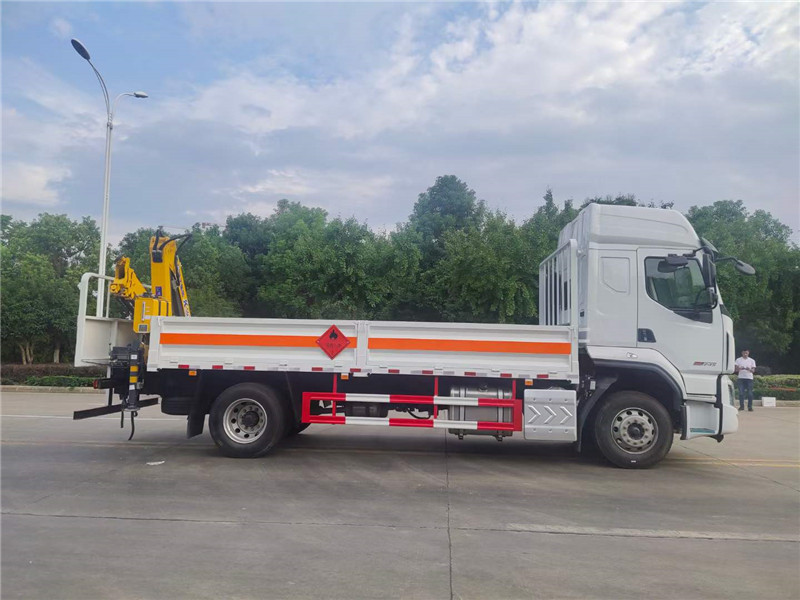 東風(fēng)柳汽氣瓶運(yùn)輸車帶吊