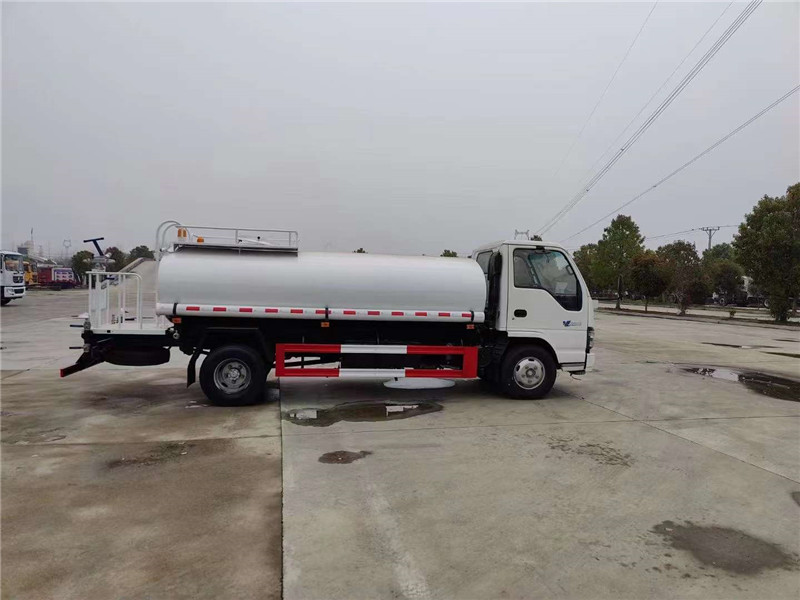 出口五十鈴5噸運(yùn)水車