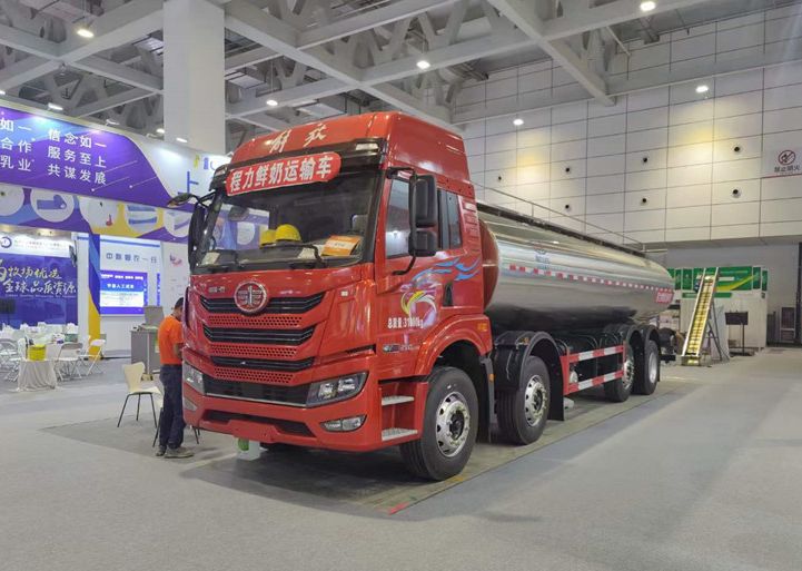 程力奶罐車參加第十三屆中國奶業(yè)發(fā)展大會(huì)