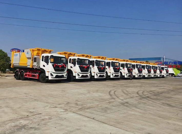 東風(fēng)天龍勾臂垃圾車(chē)配18方移動(dòng)壓縮垃圾站發(fā)往廣東