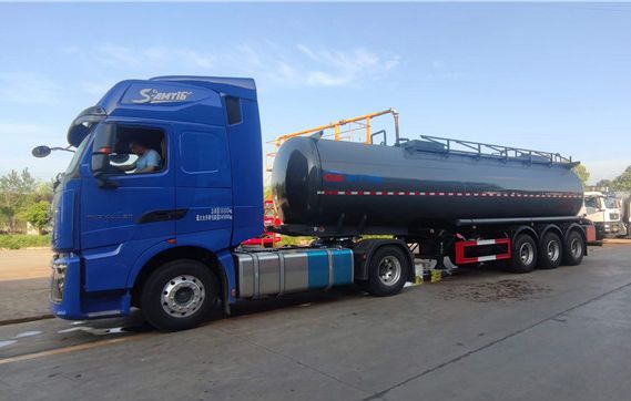 程力30方半掛堿水劑運(yùn)輸車