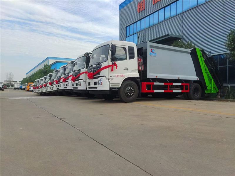 程力12方壓縮垃圾車(chē)批量奔赴西安