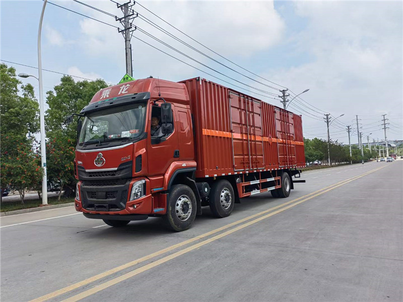 東風(fēng)柳汽小三軸9.6米危險品運(yùn)輸車