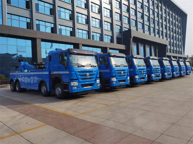 程力清障車(chē)廠50輛重汽豪沃拖吊連體清障車(chē)首批發(fā)往非洲