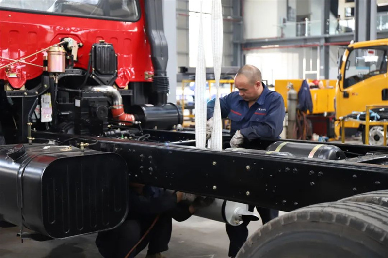 程力集團(tuán)瑞力生產(chǎn)最大電源車一起帶動800臺3匹空調(diào)