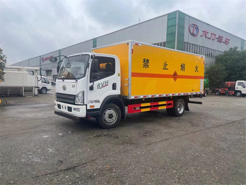 解放3900軸距爆破器材運(yùn)輸車